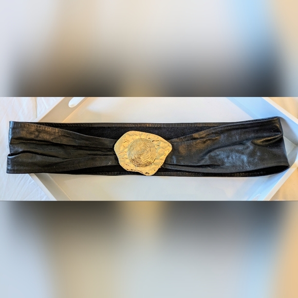 LEATHER SOFT WIDE BLACK BELT W/GOLD BUCKLE ORNATE VINTAGEMEASURES 31'' - Picture 2 of 8